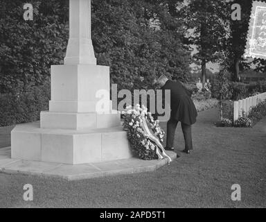 Commemorazione aerea, deposizione di corona da [...] Data: 17 Settembre 1955 luogo: Oosterbeek Parole Chiave: Cimiteri, commemorazioni, wreaths, ufficiali, Seconda guerra mondiale Foto Stock