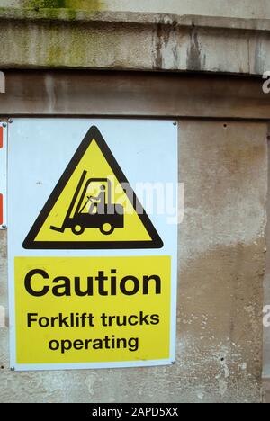 Avvertenza carrelli elevatori a forche segnale operativo, Smithfield Meat Market, Londra, GB. Foto Stock