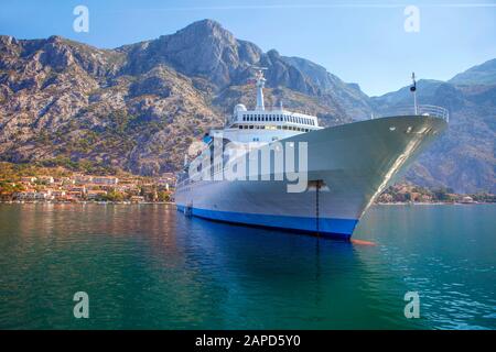 grande nave da crociera ormeggiata nella baia Foto Stock