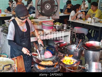 Jay Fai Bangkok divenne la prima strada di stallo alimentare ad essere premiato con una stella Michelin nel 2018. Venerato da entrambi i locali e stranieri è foodies Supinya Junsuta. Foto Stock