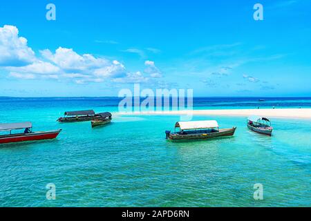 Vista panoramica di una bella giornata di sole sulla spiaggia di sabbia e barche da pesca a Zanzibar. Concetto di viaggio tropicale. Foto Stock