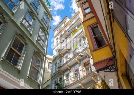 Vista che guarda verso il cielo blu in una nuova e affollata zona residenziale di appartamenti nella sezione Karakoy di Istanbul, Turchia. Foto Stock