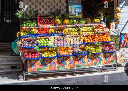 Un piccolo stand che vende prodotti freschi a Istanbul, Turchia Foto Stock