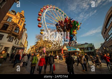 Traghetto ruota e mercatino di Natale nel centro di Wiesbaden Foto Stock