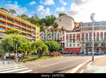 Vista sulla collina del Castello e la sua terrazza panoramica dalla Promenade des Anglais sulla Costa Azzurra a Nizza, Francia. Foto Stock