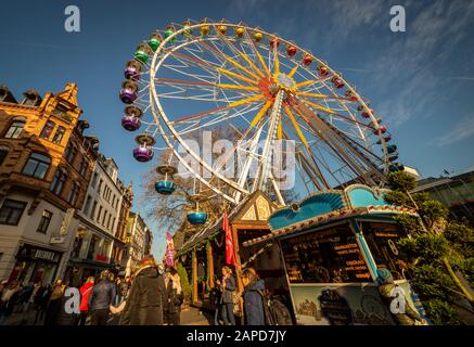 Traghetto ruota e mercatino di Natale nel centro di Wiesbaden Foto Stock