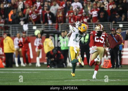 Il ricevitore largo Green Bay Packers Davante Adams (17) fa un ricevimento davanti a San Francisco 49ers Cornerback Richard Sherman (25) durante il campionato NFL NFC di calcio, domenica 19 gennaio 2020, a Santa Clara, California, il 49ers sconfisse i Packers 37-20 per avanzare al Super Bowl. (Foto di IOS/ESPA-Images) Foto Stock