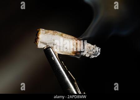 I giunti laminati a mano sono un modo comune per consumare marijuana. La Riforma della Marijuana ricreativa e medica sta guadagnando slancio negli Stati Uniti Foto Stock