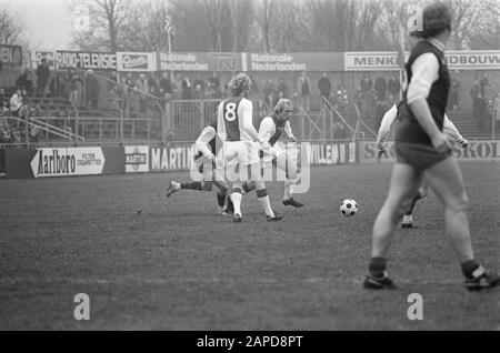 AJAX contro Haarlem, amichevole partita; momenti di gioco Data: 8 febbraio 1976 posizione: Haarlem Parole Chiave: Sport, calcio Nome istituzione: AJAX Foto Stock