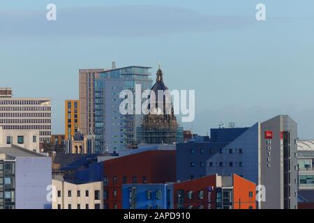 Il municipio di Leeds domina lo skyline del centro di Leeds. Foto Stock