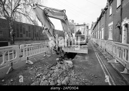 Strada rotta per posare tubi Foto Stock