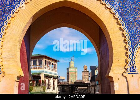 Bab Bou Jeloud gate (la porta blu) situato a Fes, Marocco Foto Stock