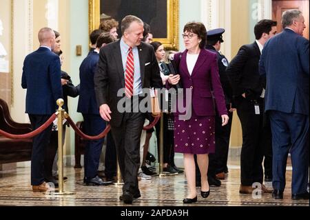 22 gennaio 2020 - Washington, DC, Stati Uniti: I senatori statunitensi Dan Sullivan (R-AK) e Susan Collins (R-ME) che si dirigono verso la Camera Senatrice per il processo di impeachment del Senato. (Foto di Michael Brochstein/Sipa USA) Foto Stock