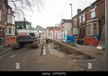 La strada principale funziona su una strada urbana Foto Stock