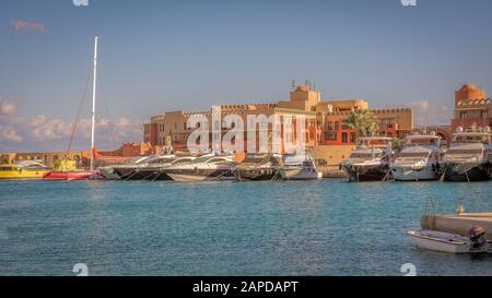 Yacht a motore ad ancora nel Porto Turistico di el Gouna, Egitto, 11 gennaio 2020 Foto Stock