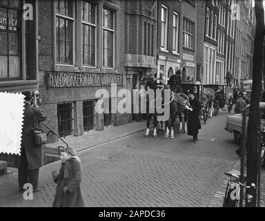 Offrire almanac studente. Tipografia Jacob di Campen Amsterdam. Commissione dell'Almanac del corpo studentesco di Amsterdam alle opere di pubblicazione/stampa Van Campen. Lì, il direttore della casa editrice Van Campen, il signor C.H. van der Belt, ha consegnato la prima copia del 126th Almanac ai pretesi del comitato almanacco, F. Melchior. I pretesi allora hanno dato una copia ai pretesi della commissione femminile, mej. H. Scheltema. Data: 3 febbraio 1956 Parole Chiave: Stampa, offerte Nome personale: Campen, Jacob van Foto Stock