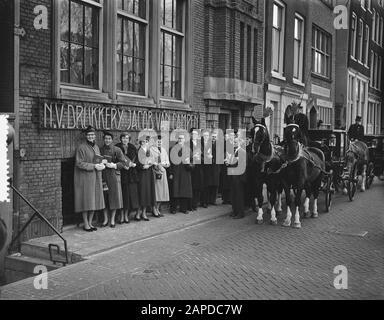 Offrire almanac studente. Tipografia Jacob di Campen Amsterdam. Commissione dell'Almanac del corpo studentesco di Amsterdam alle opere di pubblicazione/stampa Van Campen. Lì, il direttore della casa editrice Van Campen, il signor C.H. van der Belt, ha consegnato la prima copia del 126th Almanac ai pretesi del comitato almanacco, F. Melchior. I pretesi allora hanno dato una copia ai pretesi della commissione femminile, mej. H. Scheltema. Data: 3 febbraio 1956 Parole Chiave: Stampa, offerte Nome personale: Campen, Jacob van Foto Stock