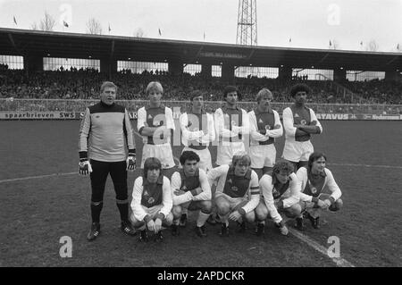 AJAX contro Haarlem 4-1 con Johan Cruyff Descrizione: AJAX team con Johan Cruijff Data: 6 dicembre 1981 Località: Amsterdam, Noord-Holland Parole Chiave: Sport, calcio, calcio, nome della persona di calcio: Cruijff, Johan Foto Stock