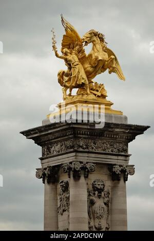 Renommée des Sciences - la fama delle scienze, primo piano su Pont Alexandre III, il ponte più bello di Parigi Foto Stock