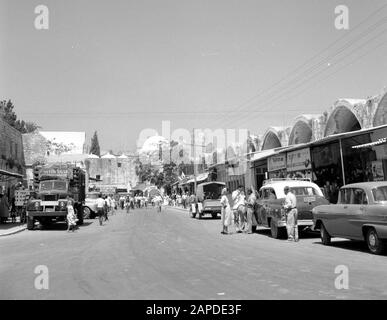 Akko. Piazza della Moschea di El Jezzar. Parcheggiare le auto lungo il lato della strada e sulla strada camminare pedoni. La Moschea di El Jezzar (conosciuta anche come la Moschea Bianca) si trova nella città vecchia di Akko ed è chiamata dopo il governatore bosniaco ottomano Ahmed al-Jezzar (il macellaio) Pasha./Serie: Israele 1964-1965: Akko (Acre), la Moschea di El Jezzar; Foto Stock