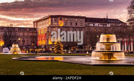 Wiesbaden Kurhaus e Casino Building con i colori del tramonto, in una giornata invernale con le fontane e il giardino Bowling Foto Stock