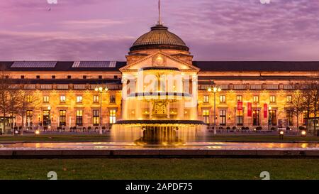 Wiesbaden Kurhaus e Casino Building con i colori del tramonto, in una giornata invernale con le fontane e il giardino Bowling Foto Stock