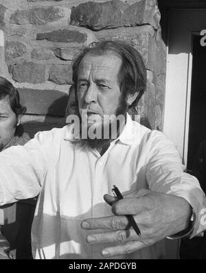 Lo scrittore russo Alexander Solzhenitsyn è stato espulso dalla Russia e ora risiede nella casa di Heinrich Böll; Foto Stock