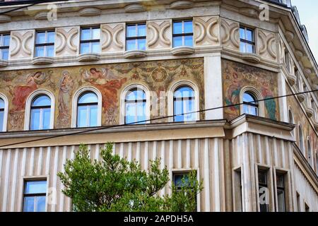 Edifici di Praga, dettagli architettonici. Un murale di Natale dipinto dettaglio Maria e Gesù su una facciata di Rondocubismo, Jindřišská, Nové Město, Praga Foto Stock