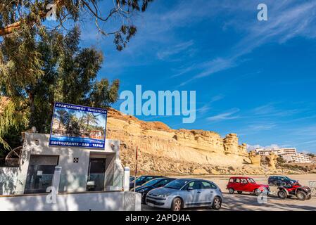 Oasis de las Palmeras, Alquiler de Apartamentos vicino Erosiones de Bolnuevo, Regione di Murcia, Costa Calida, Spagna. Luogo turistico con auto Foto Stock