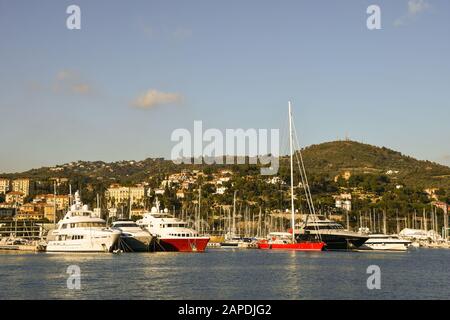 Vista panoramica sul porto turistico di Porto Maurizio con yacht di lusso ormeggiati e la città costiera in una giornata di sole, Imperia, Liguria, Italia Foto Stock