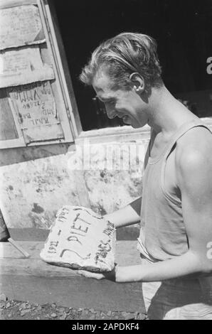 Piantagione di caffè 'de Koffiepot' ad Ambarawa e "Zeelons nel loro fare e fare" Descrizione: Ambarawa: Piet Links, un Rotterdam, ha celebrato il suo compleanno da qualche parte su un avamposto nella zona di Ambarawa. Ma la torta di compleanno non mancava, l'azienda chef Jo van Klsten aveva preso la cura di. Data: 12 Dicembre 1947 Luogo: Indonesia, Indie Orientali Olandesi Foto Stock