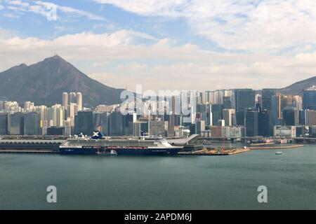 La nave da crociera Celebrity Millennium attraccata a Kowloon Bay, il Terminal Crociere di Kai Tak a Hong Kong, Cina, con lo skyline della citta' sullo sfondo Foto Stock