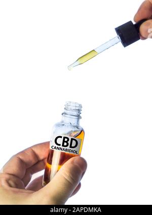 Pipetta di tenuta manuale con olio di cannabis isolato su bianco, olio di canapa CBD, concetto di olio di marijuana medica Foto Stock