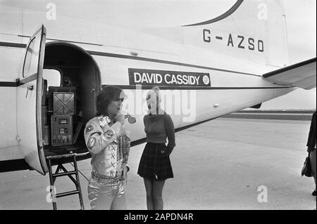 Pop americano e TV star David Cassidy all'aeroporto di Schiphol con il proprio aereo; pop americano e TV star David Cassidy all'aeroporto di Schiphol con il proprio aereo; Foto Stock