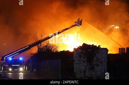 Ilsfeld, Germania. 22nd Gen 2020. I vigili del fuoco cercano di estinguere pile di pallet in legno bruciati. Un incendio distrusse completamente un edificio di una società di pallet nel distretto di Heilbronn e causò danni materiali per circa 2,5 milioni di euro. Credito: Andreas Rosar/Dpa/Alamy Live News Foto Stock