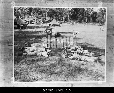 Camp Victory In Casino (Nuovo Galles Del Sud, Australia). Le truppe della 4th Company, 1st battaglione di fanteria sono istruite per usare .303 fucili. La 4th Company è equipaggiata con il Materiale australiano Data: Aprile 1945 luogo: Australia, parole Chiavi del casino: Militare, addestramento, seconda guerra mondiale, armi Foto Stock