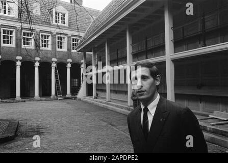 Museo storico di Amsterdam quasi pronto. Dr. S. H. Levie, Direttore Gem. Musei, di fronte al museo Data: 11 Novembre 1969 Località: Amsterdam, Noord-Holland Parole Chiave: Meus, supervisori diretti Nome personale: Dr. S. H. Levie Foto Stock