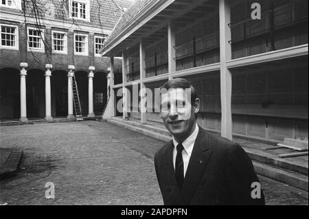Museo storico di Amsterdam quasi pronto. Dr. S. H. Levie, Direttore Gem. Musei, di fronte al museo Data: 11 Novembre 1969 Località: Amsterdam, Noord-Holland Parole Chiave: Meus, supervisori diretti Nome personale: Dr. S. H. Levie Foto Stock