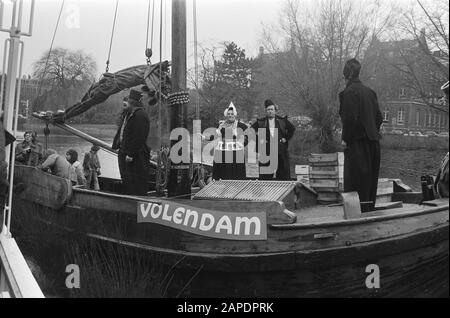 Lido di Amsterdam a Leidseplein riaperto; Cats arrivo con botter Data: 11 Gennaio 1975 Località: Amsterdam, Noord-Holland Parole Chiave: Intrattenimento, gruppi musicali, teatri Nome personale: CATS The Institution Nome: Lido Foto Stock