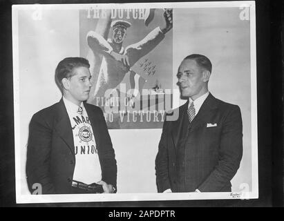 [Cornelis van der slot (37) e Nick Hoogendam (17) hanno soggiornato 83 giorni su una zattera, tormentata dalla fame e dalla sete, dopo che la loro nave Zaandam fu silurata il 2 novembre 1942 da un sottomarino tedesco nell'Oceano Atlantico). Fotografato qui dopo il loro arrivo conservato negli Stati Uniti] Data: 3 marzo 1943 luogo: America Parole Chiave: Equipaggi, annegatori, marina, ritratti, seconda guerra mondiale Nome personale: Hoogendam, Nick, slot, Cornelis van der Foto Stock