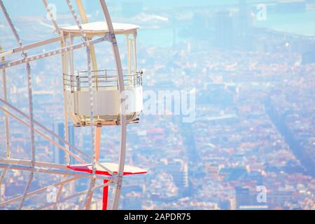 cabina a giostra sullo sfondo della città Foto Stock