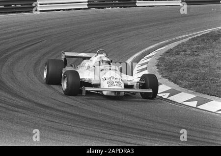 Il pilota americano Mario Andretti è in azione nella sua Alfa Romeo 179D Gran Premio di Formula Uno durante il Gran Premio d'Olanda a Zandvoort. Mario Andretti guida l'Alfa Romeo 179D Formula 1 al Gran Premio d'Olanda nel 1981; Foto Stock