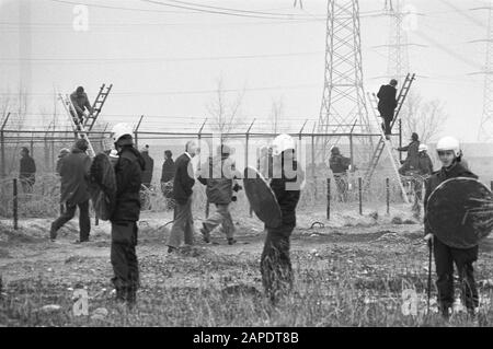 Gruppi di azione anti-nucleare bloccano l'accesso alla centrale nucleare di Borssele; l'unità mobile protegge i lavoratori che salpano sopra le recinzioni Data: 16 marzo 1980 Località: Borssele Parole Chiave: Lavoratori, energia nucleare, accessi Foto Stock