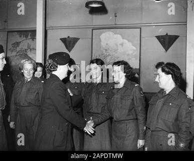 HIE [Olanda in Inghilterra]/Anefo London Series Descrizione: Visita della Principessa Juliana al corpo di aiuto delle Donne recentemente istituito. Juliana incontra le donne nella mensa Data: Settembre 1944 luogo: Gran Bretagna, Wolverhampton Parole Chiave: Visite, militari, principesse, seconda guerra mondiale, donne Nome personale: Juliana (principessa Paesi Bassi) Nome dell'istituzione: VHK, Women's Help Corps Foto Stock