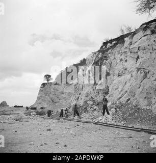 Viaggio in Suriname e Antille Olandesi Descrizione: Lavoratori che lavorano alla miniera di fosfato di Curaçao a Table Mountain il Curaçao Data: 1947 posizione: Curaçao Parole Chiave: Lavoratori, miniere, rocce Foto Stock