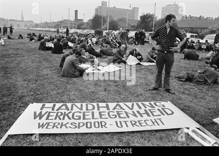 Sciopero dei lavoratori a Werkspoor-Utrecht a causa della difficile posizione della società; lavoratori ferroviari di lavoro a Malieveld, l'Aia, con segno Data: 29 maggio 1970 Località: L'Aia, Zuid-Holland Parole Chiave : scioperi Nome personale: Malieveld Nome istituzione: VMF-stork Foto Stock