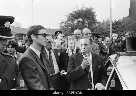 Sciopero dei lavoratori a Werkspoor-Utrecht a causa della difficile posizione della società; lavoratori ferroviari di lavoro a Malieveld, l'Aia, con segno Data: 29 maggio 1970 Località: L'Aia, Zuid-Holland Parole Chiave : scioperi Nome personale: Malieveld Nome istituzione: VMF-stork Foto Stock