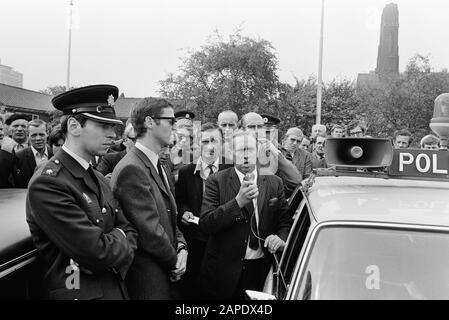 Sciopero dei lavoratori a Werkspoor-Utrecht a causa della difficile posizione della società; lavoratori ferroviari di lavoro a Malieveld, l'Aia, con segno Data: 29 maggio 1970 Località: L'Aia, Zuid-Holland Parole Chiave : scioperi Nome personale: Malieveld Nome istituzione: VMF-stork Foto Stock