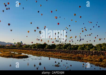 Vista mattutina del famoso evento Albuquerque International Balloon Fiesta al New Mexico Foto Stock