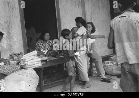 Croce rossa a Medan Descrizione: Arnhemia: La popolazione - forzata evacuata dal TNI per la liberazione della città e finalmente liberata dalle truppe olandesi - ritornata in una condizione più che miserabile nella loro città natale. Qui, la Croce Rossa olandese ha atteso queste vittime del terrorismo di Djocja e le ha fornite riparo, cibo, abbigliamento e cure mediche. Data: 8 Ottobre 1947 Località: Arnhemia, Indonesia, Indie Orientali Olandesi, Sumatra Foto Stock